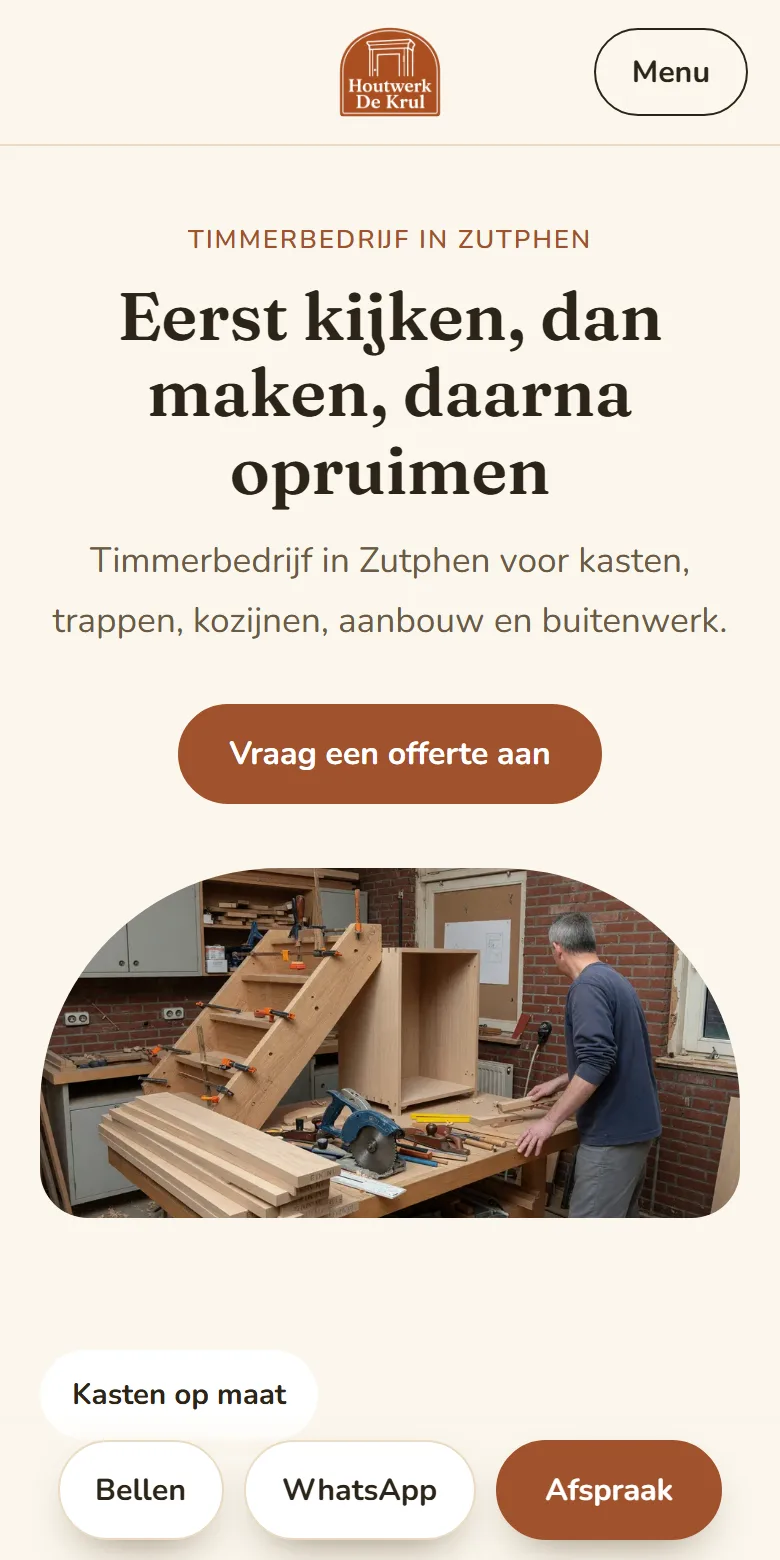 Studio Warm: een voorbeeldsite voor timmerbedrijven op een telefoon